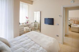 A television and/or entertainment centre at Hotel Mediterraneo