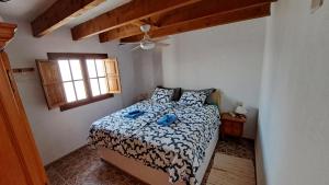 ein Schlafzimmer mit einem Bett mit blauen Handtüchern darauf in der Unterkunft Inviting 1-bedroom house 'Esquina' Finca Vistamar in Salobre + 11 Fotos