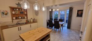 eine Küche und ein Esszimmer mit Tisch und Stühlen in der Unterkunft Wren Cottage in Heacham