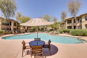Swimmingpoolen hos eller tæt på Quiet Condo with Pool Access, 4 Mi to TPC Scottsdale