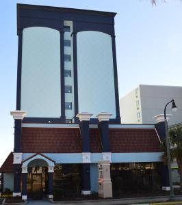 un bâtiment avec trois fenêtres au-dessus dans l'établissement Blue Palmetto, à Myrtle Beach