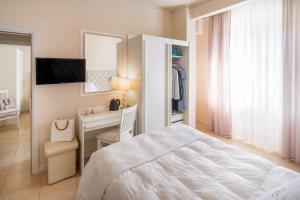 A bed or beds in a room at Hotel Mediterraneo
