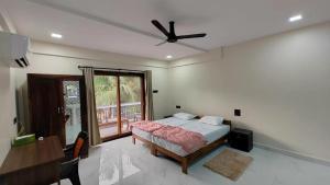 una camera da letto con un letto e un ventilatore a soffitto di Euphoria Studioz a Mandrem Altre 37 foto