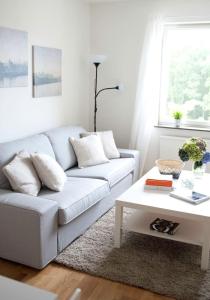 Sala de estar blanca con sofá blanco y mesa en Charming one bed room apartment en Kottla