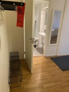 een kamer met een badkamer met een wastafel en een deur bij Great 1 bedroom flat on Lidingo in Kottla