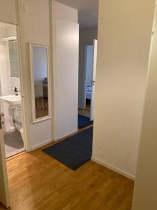 a hallway with a bathroom with a sink and a mirror at Great 1 bedroom flat on Lidingo in Kottla