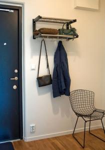 Habitación con puerta, silla y bolsa en Charming one bed room apartment en Kottla