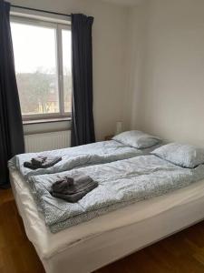 1 cama con 2 toallas en un dormitorio en Lovely 1 bedroom apt on Lidingo, en Kottla