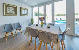 una sala da pranzo con tavolo e sedie di Gorgeous Home In Riba-Roja De Turia a Riba-Roja De Túria