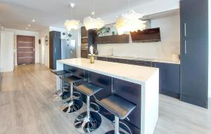 una cucina con isola con sgabelli da bar di Gorgeous Home In Riba-Roja De Turia a Riba-Roja De Túria