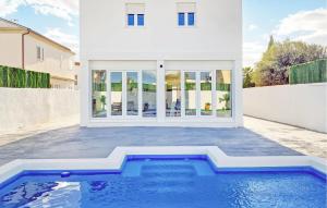 Piscina a Stunning Home In Riba-roja De Turia With Swimming Pool o a prop