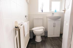 Salle de bains dans l'établissement Lovely 3 Bed Home in Ellesmere Port - With Parking - Sleeps 5