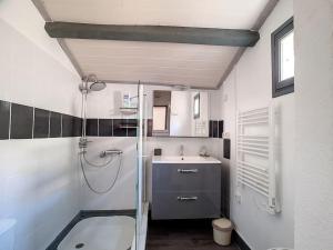 łazienka z prysznicem i umywalką w obiekcie Coeur de Fitou : Maison de village atypique w mieście Fitou