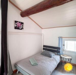 Łóżko lub łóżka w pokoju w obiekcie Coeur de Fitou : Maison de village atypique