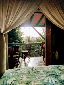 珀蒂堡Kaz à Rosa的客房设有一张床和一个美景阳台