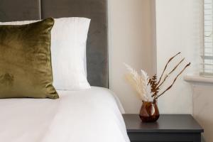 Cama o camas de una habitación en Lovely 3 Bed Home in Ellesmere Port - With Parking - Sleeps 5