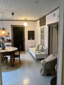 een woonkamer met een bed en een tafel bij Pastella in Turku