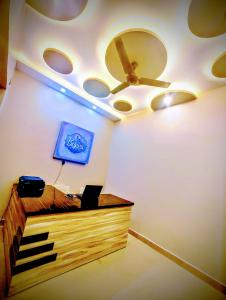 una camera da letto con un soffitto, un ventilatore a soffitto e un letto di BRiJWAS DHAM a Vrindāvan