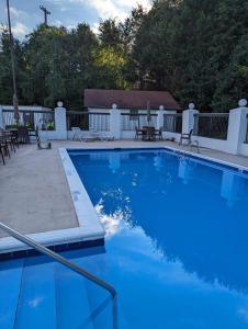 uma grande piscina azul com uma cerca branca em Quality Inn Danville - University Area em Danville