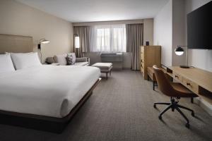 Pokój hotelowy z dużym łóżkiem i biurkiem w obiekcie The Bayshore Hotel San Francisco Airport - Burlingame w mieście Burlingame