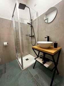 un baño con lavabo y ducha en Caroline's Home, en Castellammare di Stabia