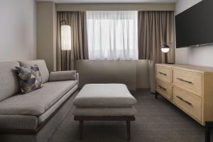 a living room with a couch and a table at Courtyard by Marriott San Francisco Airport Burlingame in Burlingame