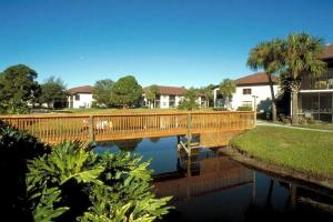 un pont en bois sur une rivière dans une maison dans l'établissement Waterview Oasis Retreat, minutes to Anna Maria Island and IMG, à Bradenton