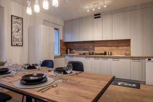kuchnia z drewnianym stołem z okularami w obiekcie 31 Gdynia Centrum - Apartament Mieszkanie dla 4 osób w mieście Gdynia