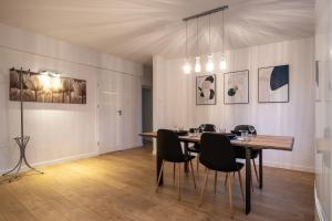comedor con mesa de madera y sillas en 31 Gdynia Centrum - Apartament Mieszkanie dla 4 osób en Gdynia
