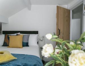 En eller flere senge i et værelse på White Cottage deluxe 2 bedroom apartment