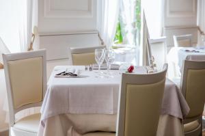 A restaurant or other place to eat at Hotel Mediterraneo