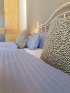 - un lit avec des oreillers bleus au-dessus dans l'établissement Ferienhaus Berger, à Garmisch-Partenkirchen