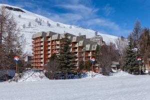 un hôtel dans la neige avec une montagne enneigée dans l'établissement Meijotel - 208 - Studio renove - 4 pers, à Les Deux Alpes