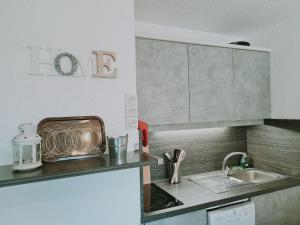 Il comprend une petite cuisine avec un évier et un comptoir. dans l'établissement Meijotel - 208 - Studio renove - 4 pers, à Les Deux Alpes