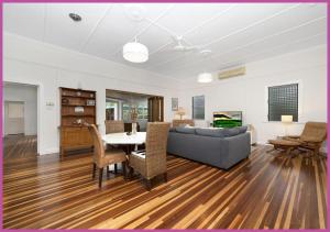 sala de estar con sofá y mesa en The Ultimate Queensland Holiday!, en Aitkenvale