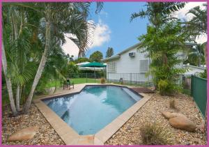 una piscina en el patio trasero de una casa en The Ultimate Queensland Holiday!, en Aitkenvale