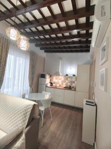 Una habitación con una cama y una mesa y una cocina. en La Viña (centro histórico), en Cádiz