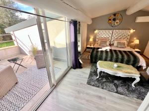 a bedroom with a large bed and a balcony at Villa en Provence, Spa & piscine, pour 9 personnes- Gîtes les Estelles in Cavaillon +24 photos