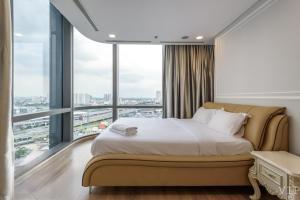 a bedroom with a large bed and large windows at Landmark 81 Infinity Pool - VIP Apartment in Ho Chi Minh City