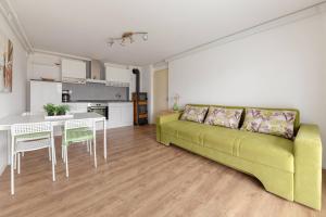 Spodnje Gorje的住宿－Apartments Žnidar，客厅配有黄色的沙发和桌子