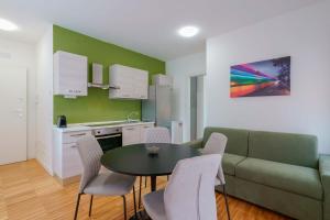 un soggiorno con un divano, un tavolo e delle sedie di Mascarella Apartments a Bologna