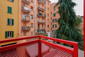una vista dal balcone di un edificio di Mascarella Apartments a Bologna