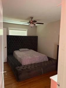 een bed in een slaapkamer met een plafondventilator bij Chic 2BR Apt near Lenox Square! in Atlanta