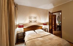 Una cama o camas en una habitación de Kamienica Goldwasser