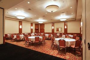 uma sala de jantar com mesas e cadeiras em Hotel Mead Resorts & Conventions Center em Wisconsin Rapids