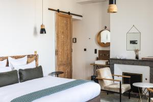 - une chambre avec un lit et une cheminée dans l'établissement Casa Blanca B&B, à Bordeaux