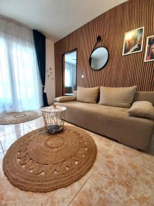 una sala de estar con un sofá y una mesa en Hola Torrevieja, en Torrevieja