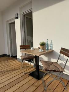 ein Esszimmer mit einem Tisch und Stühlen in der Unterkunft Edersee Apartment Seeblick 2 in Waldeck