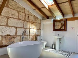 Ένα μπάνιο στο Can Feliu House by Slow Villas