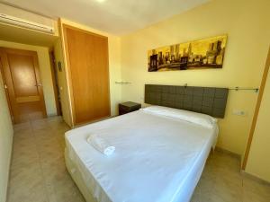 オロペサ・デル・マールにあるOropesa Ciudad de Vacaciones 3000のベッドルーム1室(白い大型ベッド1台付)